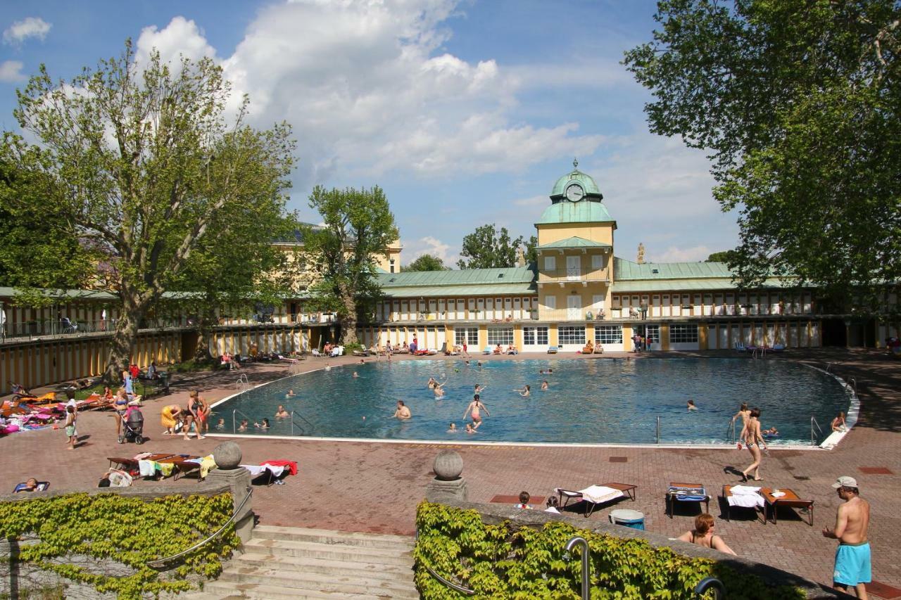 College Garden Hotel Bad Voeslau Esterno foto