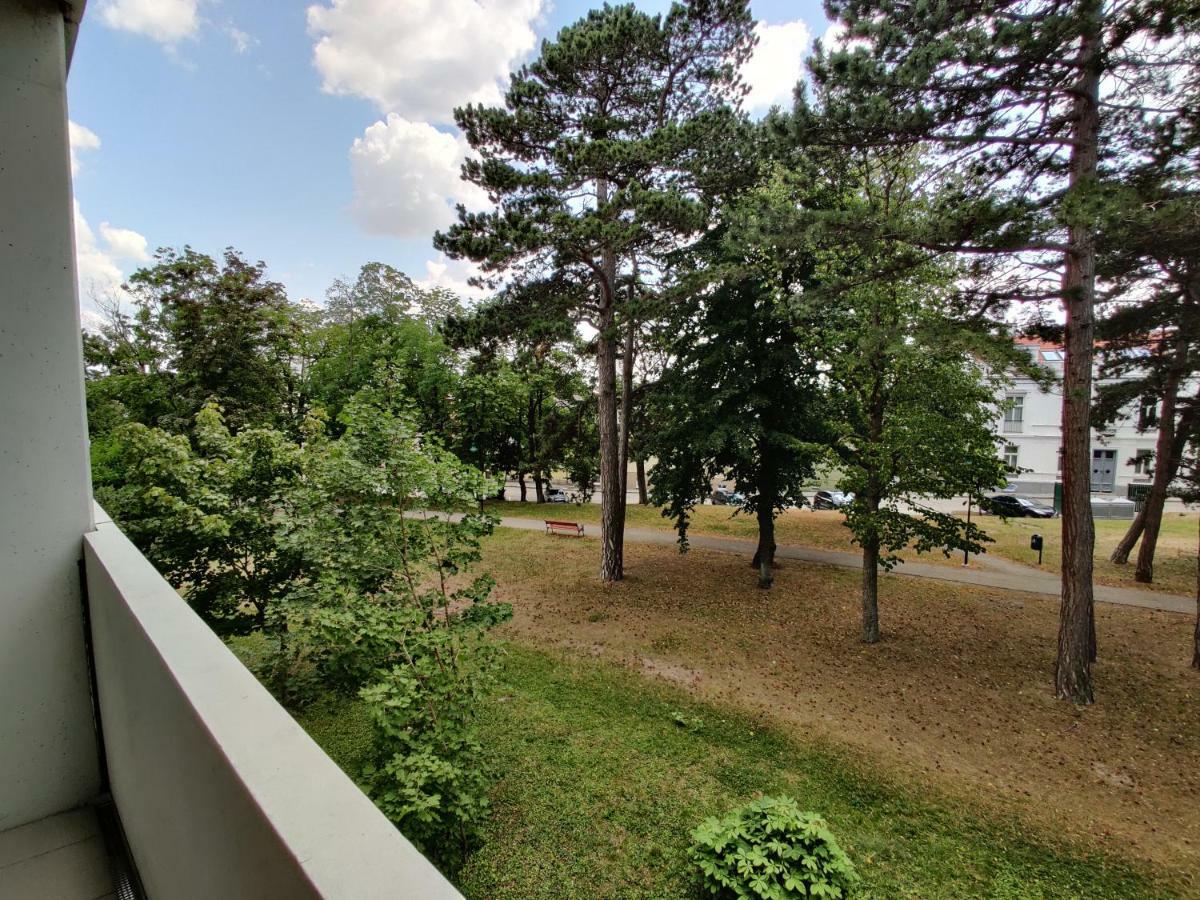 College Garden Hotel Bad Voeslau Esterno foto